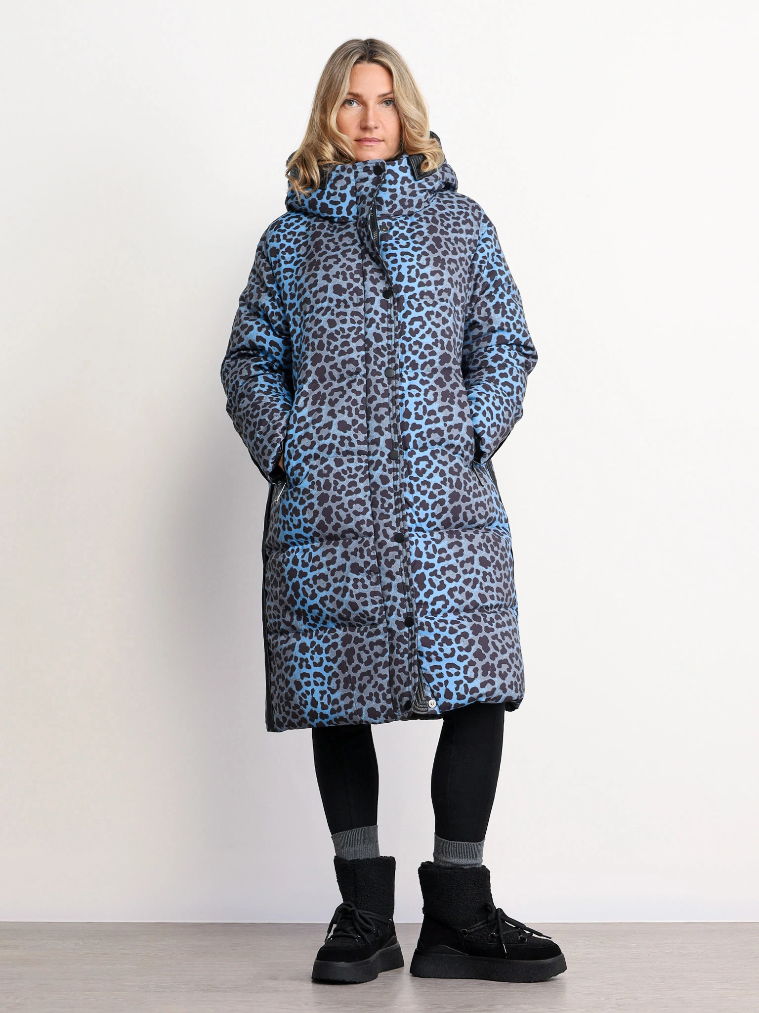 Пуховик цвета мульти с капюшоном